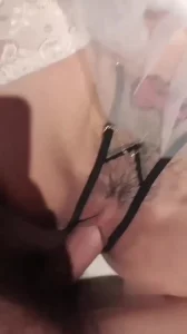 她叫得实在太浪了，听得我直接把丝袜塞进她嘴里