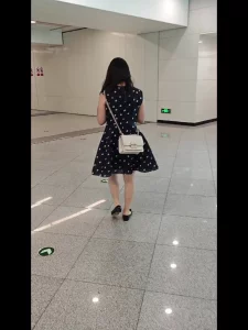 女友红色丁字裤＋脚尖透明肉丝足交
